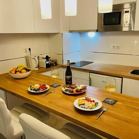 Relaxing Upper Floor Apartment- Exclusive Complex. Apartamento