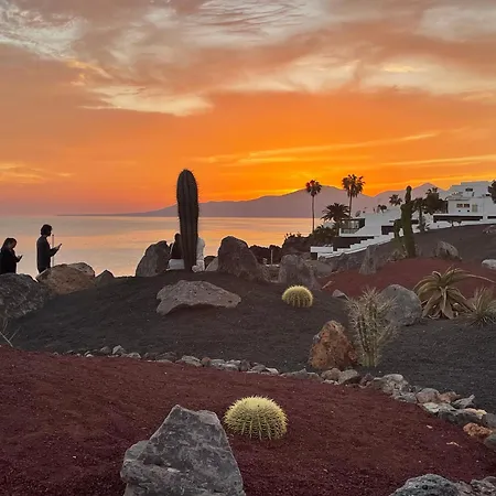 Relaxing Upper Floor Apartment- Exclusive Complex. 아파트 *